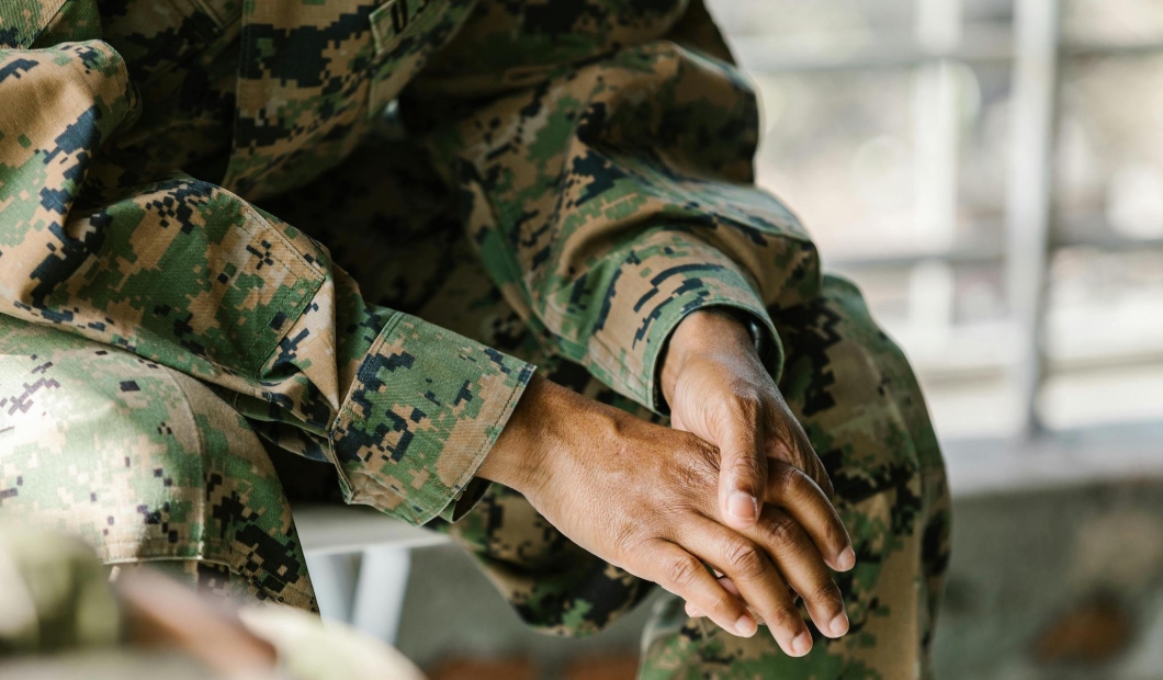 Veteranen over grensoverschrijdend gedrag tijdens uitzending: een man-vrouw vergelijking van omschrijvingen en ervaringen